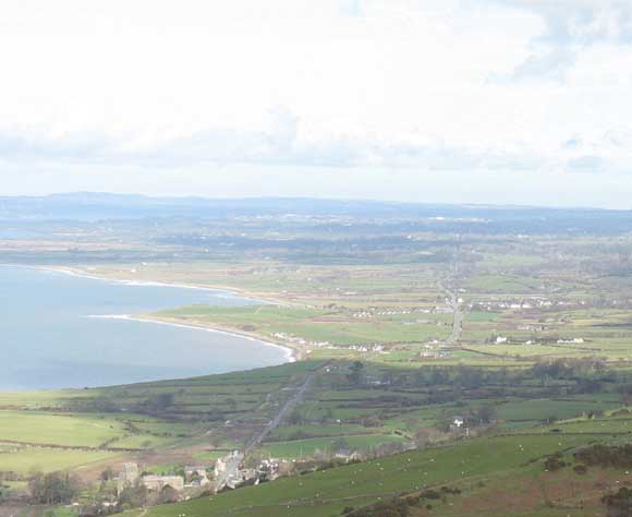 Clynnog Fawr a Trwyn Maen Dylan o lethrau Gyrn Goch