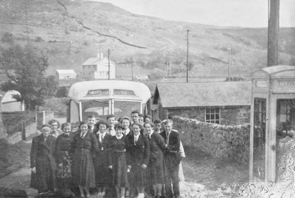 Dosbarth Hanes 6ed Dosbarth Ysgol Dyffryn Nantlle yn ymweld a Chroesor ym 1959.