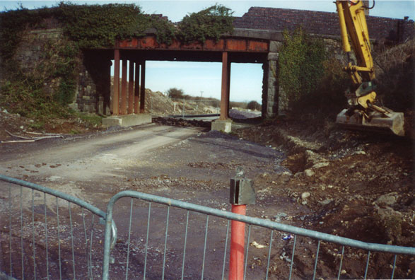 Chwalu pont reilffordd Ffordd yr Orsaf, Penygroes