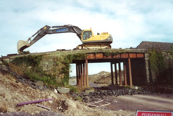 Chwalu pont reilffordd Ffordd yr Orsaf, Penygroes