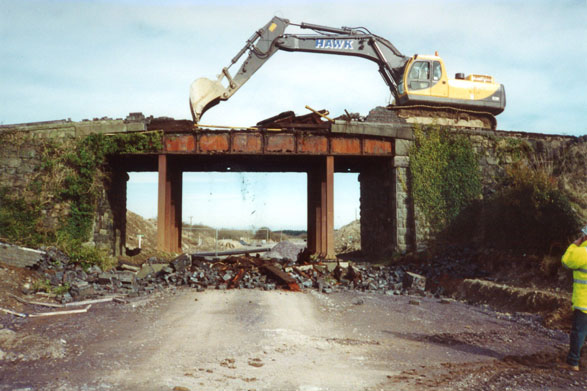 Chwalu pont reilffordd Ffordd yr Orsaf, Penygroes