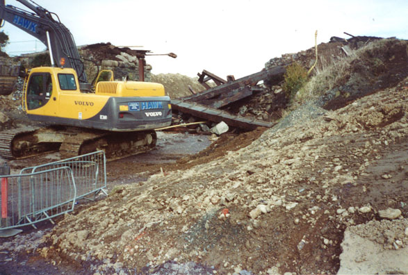 Chwalu pont reilffordd Ffordd yr Orsaf, Penygroes