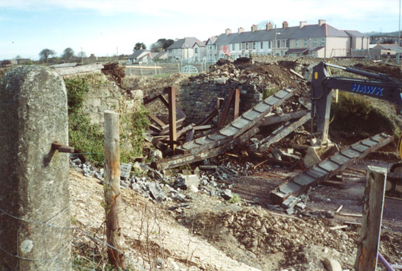 Chwalu pont reilffordd Ffordd yr Orsaf, Penygroes