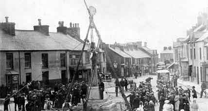 Erecting the War Memorial