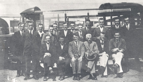 Talysarn's History: A trip for the local men during the 1930s. Idwal is the one sat on the far left of the bench (on the far right as you look at the picture)