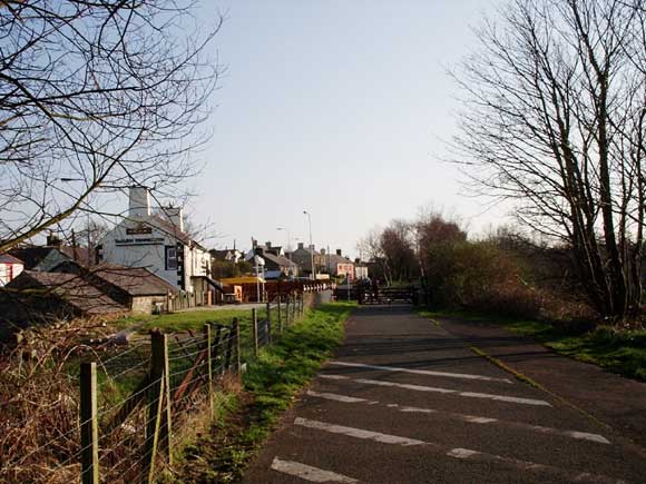 Lon Eifion and the Pennionyn inn in the background