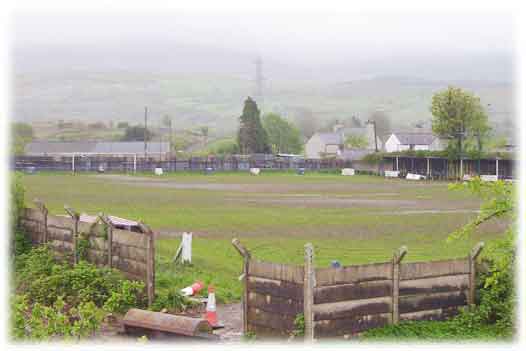 Stadiwm CPD Nantlle Vale yn ystod y tymor 2004 / 2005