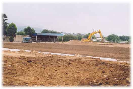 Adnewyddu cae pel droed Nantlle Vale yn 2005